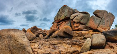 Brittany, Fransa 'da Cote Granit Rose' da İnanılmaz Kaya oluşumları
