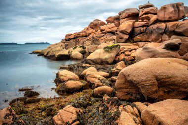 Brittany, Fransa 'da Cote Granit Rose' da İnanılmaz Kaya oluşumları