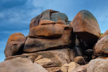 Brittany, Fransa 'da Cote Granit Rose' da İnanılmaz Kaya oluşumları