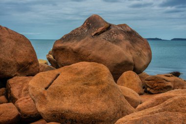 Brittany, Fransa 'da Cote Granit Rose' da İnanılmaz Kaya oluşumları