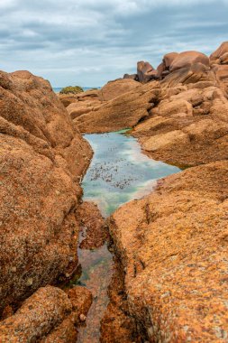Brittany, Fransa 'da Cote Granit Rose' da İnanılmaz Kaya oluşumları