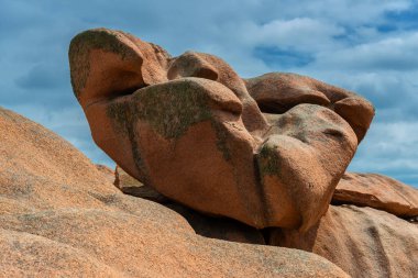 Brittany, Fransa 'da Cote Granit Rose' da İnanılmaz Kaya oluşumları