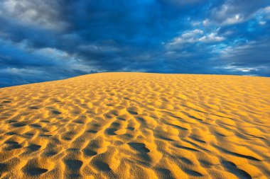 Bulutlu bir sabahta Pilat Dune (Dune du Pilat). Pilat veya Pyla Dune, Avrupa 'nın en büyük kum tepesidir ve Aquitaine, Arcachon Körfezi' nde bulunur.  