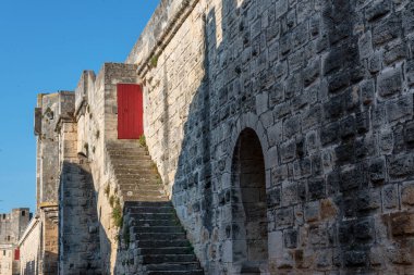 Aigues-Mortes şehrinde ortaçağ surları. Aigues-Mortes, Fransa 'nın güneyindeki Languedoc-Roussillon bölgesinde yer alan bir Fransız komünü.