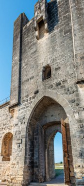 Aigues-Mortes şehrinde ortaçağ surları. Aigues-Mortes, Fransa 'nın güneyindeki Languedoc-Roussillon bölgesinde yer alan bir Fransız komünü.