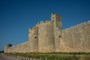 Aigues-Mortes şehrinde ortaçağ surları. Aigues-Mortes, Fransa 'nın güneyindeki Languedoc-Roussillon bölgesinde yer alan bir Fransız komünü.