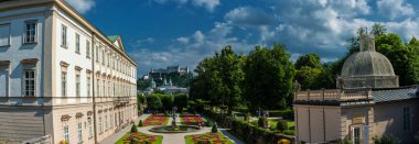 Yazın Mirabell Sarayı 'nın Barok zevk bahçeleri. Bugün romantik düğünler için zemin hazırlıyor. Kudretli Hohensalzburg Kalesi.