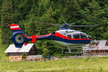 Dachstein Massif (Hoher Dachstein) 'deki dağ kurtarma helikopteri bir dağ gölüne indi. 