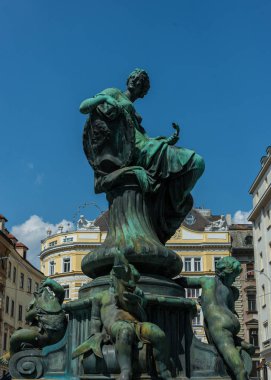 Antik tanrılar ve su kinayeleri - Avusturya, Viyana 'daki Neuer Markt Meydanı' ndaki Donnerbrunnen Çeşmesi 'nin manzarası.