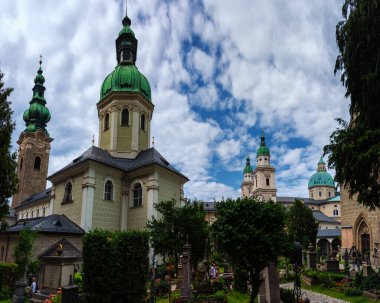 Ortaçağ mezar taşları, St. Peter mezarlığının eşsiz mezarları turistleri şehrin en eski mezarlığına çeker.