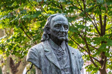 Viyana, Resselpark 'taki Josef Madersperger Anıtı. Josef Madersperger dikiş makinesinin mucitlerinden biriydi.. 