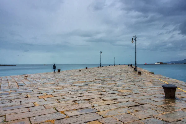 Gente Molo Audace Muelle Histórico Golfo Trieste Frío Invierno — Foto de Stock