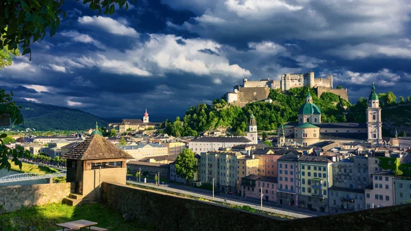 Panorama Starego Miasta Zamku Hohensalzburg Wzgórzu Festungsberg Nad Rzeką Salzach — Zdjęcie stockowe