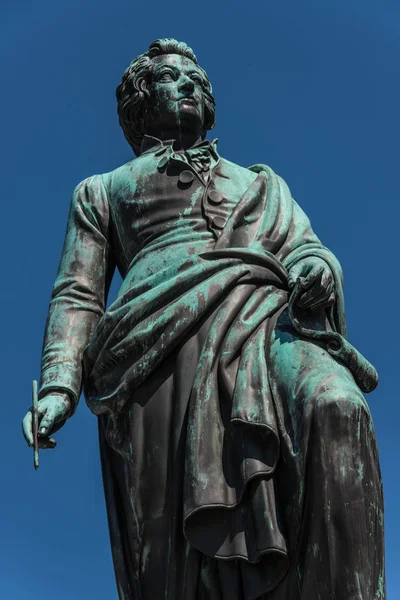 萨尔茨堡老城富特文格勒公园的席勒纪念碑 这座纪念碑于1867年揭幕 以纪念这位诗人108周年 — 图库照片
