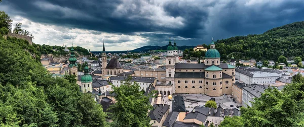 Panorama Starego Miasta Zamku Hohensalzburg Wzgórzu Festungsberg Nad Rzeką Salzach — Zdjęcie stockowe