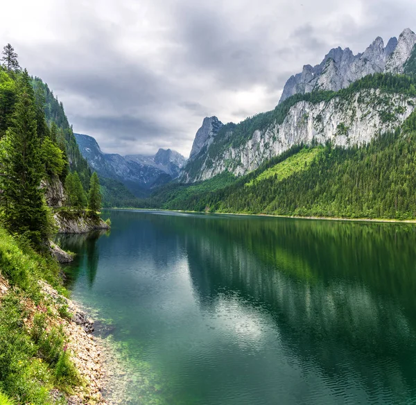 Linda Paisagem Lago Gosausee Com Montanhas Dachstein Floresta Nuvens Reflexões — Fotografia de Stock