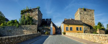 Avusturya 'nın Drosendorf kentinin Şehir Duvarı ve Ana Kapısı