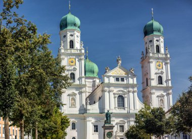 St. Stephen Bazilikası, Almanya 'nın Passau kentindeki kulelerin tepesinde yeşil metal kubbeleri bulunan eski bir beyaz kilisedir..