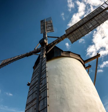 Aşağı Avusturya, Weinviertel bölgesindeki Retz köyünde tarihi rüzgar değirmeni