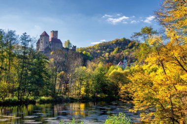 Güneşli bir günde Çek Cumhuriyeti sınırı yakınlarındaki Aşağı Avusturya 'daki Hardegg Kalesi