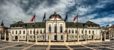 Grassalkovich Başkanlık Sarayı ve heykeltıraş Tibor Bartfay 'ın Gençlik Pınarı. Bratislava Slovakya 'nın başkentidir ve Slovakya' da en çok ziyaret edilen şehirdir.