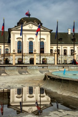 Grassalkovich Başkanlık Sarayı ve heykeltıraş Tibor Bartfay 'ın Gençlik Pınarı. Bratislava Slovakya 'nın başkentidir ve Slovakya' da en çok ziyaret edilen şehirdir.