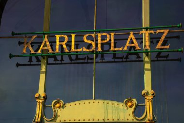 Avusturya 'nın Viyana kentindeki Karlsplatz Meydanı' ndaki eski Stadtbahn istasyonunun ön cephesinin önünde.