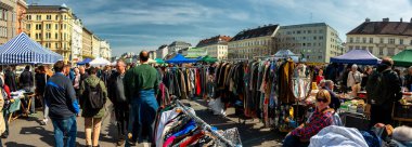 Viyana 'nın Naschmarkt bölgesindeki ünlü bit pazarının taklitleri. Yerel halk ve bir sürü turist pazarı ziyaret ediyor ve pazarlık ve antika eşyalar arıyorlar.. 
