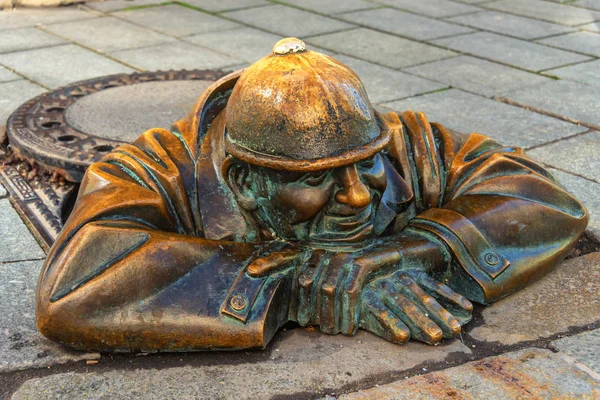 Bronz heykel (Heykel Adam iş başında) - Eski kasaba Bratislava, Slovakya