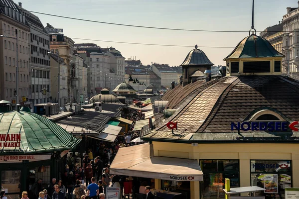 人々は オーストリアのウィーンにある市場Naschmarktの有名なエリアのレストランで昼食をとっています 人気のナシュマルクトは16世紀から存在しています — ストック写真