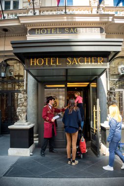 Viyana 'daki ünlü Sacher Oteli' nde misafirlerimizi sıcak ve dostça karşılıyoruz.