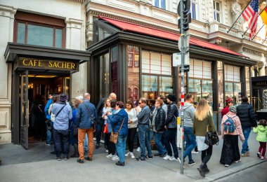 İnsanlar ünlü Cafe Sacher 'ın önünde sıraya giriyor.
