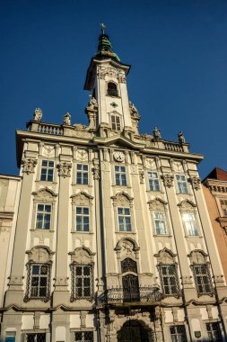 Yukarı Avusturya 'daki Steyr ana meydanında tarihi, eski ve restore edilmiş evleri seyret