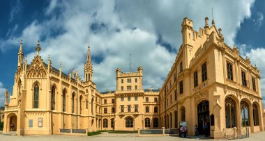 Lednice Şatosu güneşli yaz gününde, Moravia, Çek Cumhuriyeti. UNESCO Dünya Mirası Alanı. Panoramik manzara. Lednice, Çek Cumhuriyeti