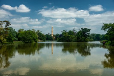 Lednice Minaresi, Lednice-Valtice Kompleksi, Lednice, Çek Cumhuriyeti 'nin ortasına inşa edilmiş bir Fas tarzı izleme kulesi.