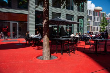 St. Gallen, İsviçre - 16 Eylül 2010: İsviçre 'de St. Gallen şehir merkezinde bir kamusal alan (sanatçı Pipilotti Rist' ten) tartan pisti gibi malzemelerden oluşan bir halı ile tasarlandı.