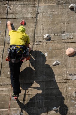 2. Dünya Savaşı 'nın eski hava savunma kulesi olan Seakvaryum' daki büyük yapay duvara tırmanmak, şimdi dağcılar için bir Dorado, Viyana, Avusturya