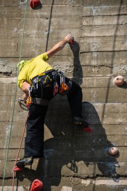 2. Dünya Savaşı 'nın eski hava savunma kulesi olan Seakvaryum' daki büyük yapay duvara tırmanmak, şimdi dağcılar için bir Dorado, Viyana, Avusturya