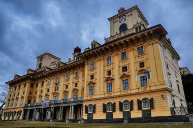 Esterhazy kraliyet sarayı Eisenstadt 'ın merkezinde bulutlu gökyüzüne karşı 