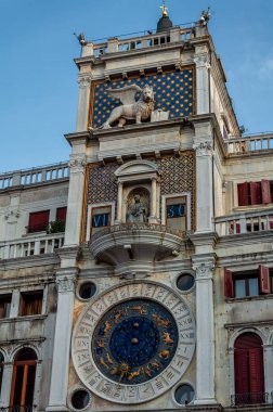 Venedik 'in astronomik saati, İtalya' nın Veneto kentindeki Piazza San Marco Meydanı 'nda yıldızlı bir ortaçağ mekanik saat kulesidir. Asıl adı Torre dell 'Orologio..