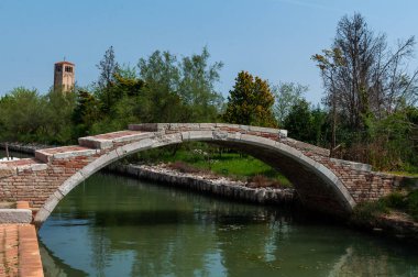 Maggiore Kanalı 'nı geçen Ponte del Diavolo (Devils Köprüsü), Torcello' nun tarihi merkezini lagüne bağlayan su yoludur.. 