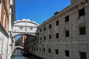İç Çekmeler Köprüsü (Ponte dei Sospiri) ve İtalya 'nın Venedik kentindeki Riva degli Schiavoni' den Rio de Palazzo o de Canonica Kanalı manzarası. 