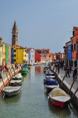Venedik 'teki Burano Adaları' ndaki kanal boyunca uzanan renkli Venedik evleri.