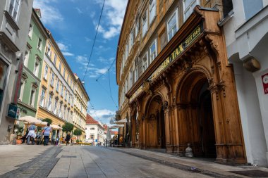 Avusturya 'nın Graz şehrindeki eski sokakların güzel manzarası.