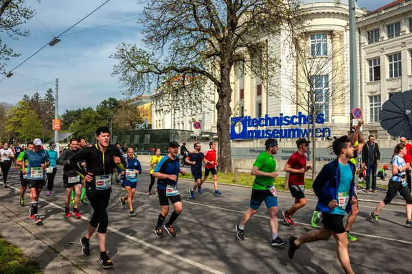 Wiedeński Maraton Miejski Grupa Biegnąca Wzdłuż Rzeki Wiecznej Pobliżu Schoenbrunn — Zdjęcie stockowe