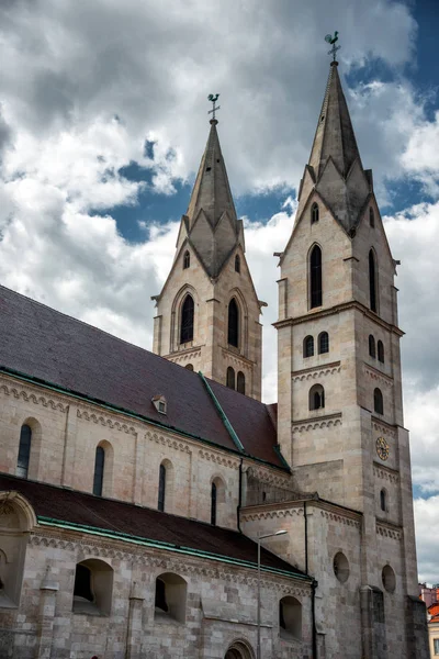 关于著名的维纳 诺伊施塔特主教座堂 圣母玛利亚和圣鲁珀特主教座堂的观点 — 图库照片