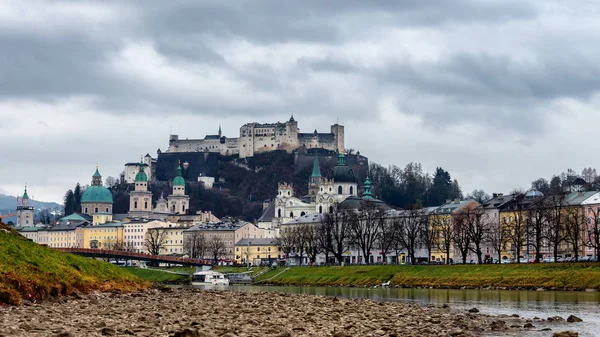 Piękny Widok Panoramę Salzburga Festung Hohensalzburg Salzach Rzeki Grudniu — Zdjęcie stockowe