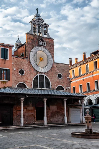 Πρόσοψη Της Εκκλησίας Του San Giacomo Rialto Γραφικό Ρολόι Του — Φωτογραφία Αρχείου