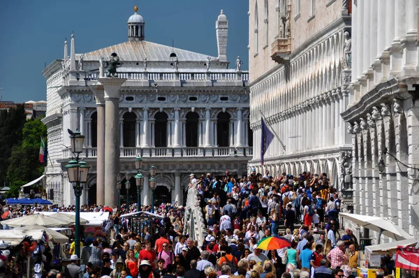 San Marco Meydanı yakınlarında güneşli bir günde turist kalabalığı 