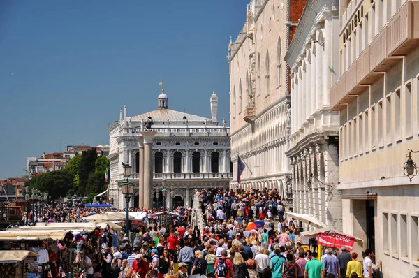 San Marco Meydanı yakınlarında güneşli bir günde turist kalabalığı 